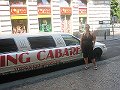  J�mte hotellet fanns l�nga vita bilar